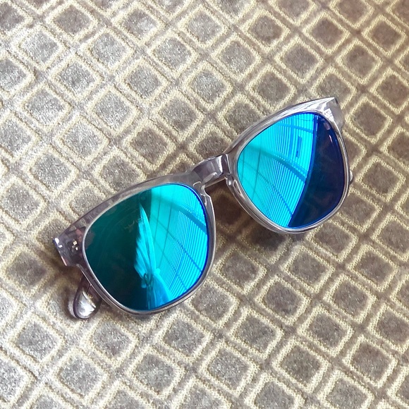WILDFOX “Classic Fox 2" Metallic Blue Mirrored Tint Sunglasses – OS - Picture 3 of 9